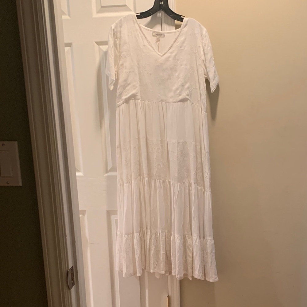 Women's White V-Neck Tiered Maxi Dress
